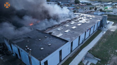 Масштабна пожежа у Тернополі. Горів завод з виробництва пінопласту