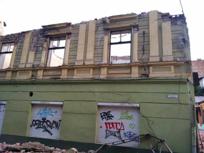 Аварійний будинок на Руській, 6 у Чернівцях розібрали наполовину