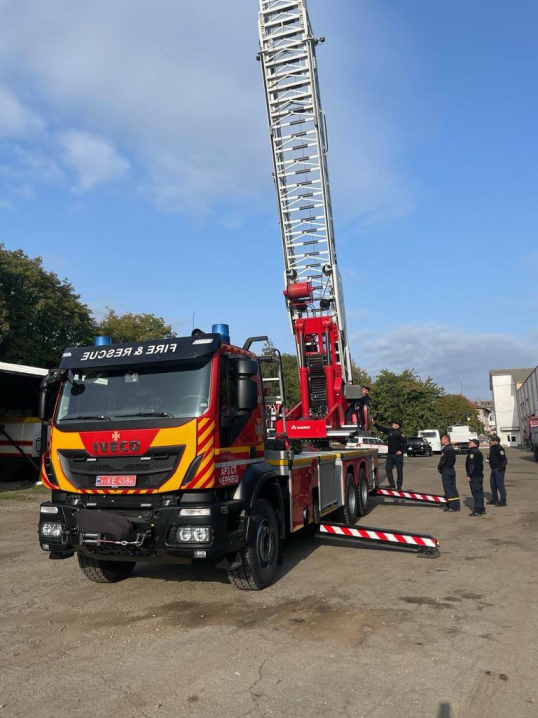 Чернівецькі пожежники отримали висотну пожежну драбину Чернівецькі пожежники отримали висотну пожежну драбину