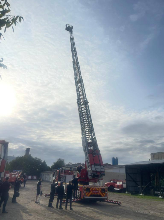 Чернівецькі пожежники отримали висотну пожежну драбину Чернівецькі пожежники отримали висотну пожежну драбину