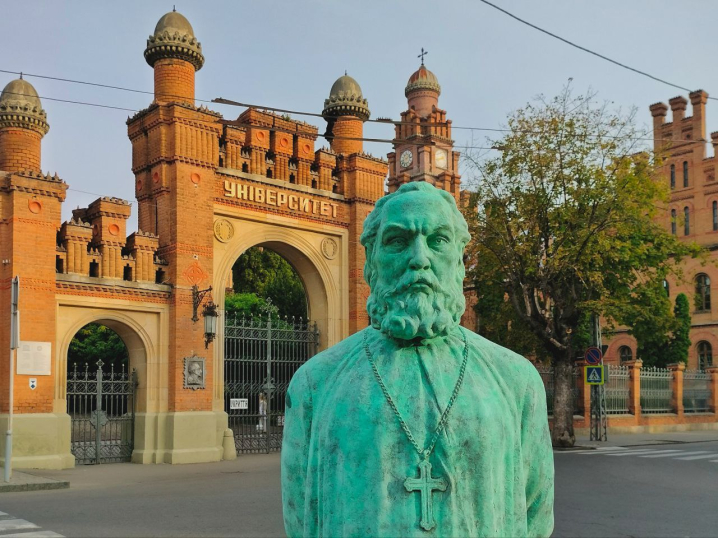 У сквері ЧНУ презентували пам'ятник буковинському митцю Сидору Воробкевичу