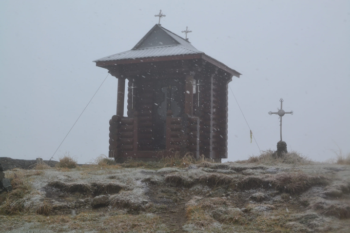 На горі Піп Іван Чорногірський у Карпатах сьогодні випав перший сніг