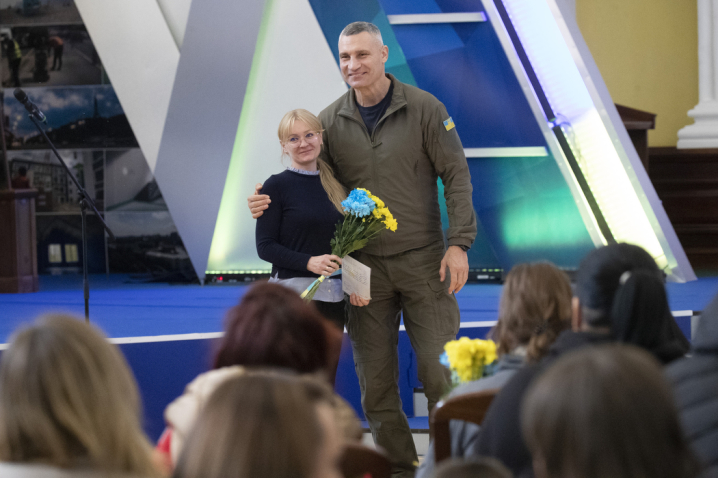 Віталій Кличко вручив ордери на квартири 64 родинам переселенців Віталій Кличко вручив ордери на квартири 64 родинам переселенців