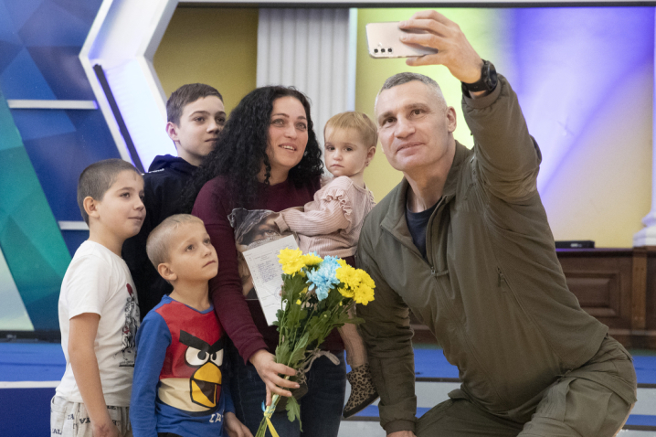 Віталій Кличко вручив ордери на квартири 64 родинам переселенців