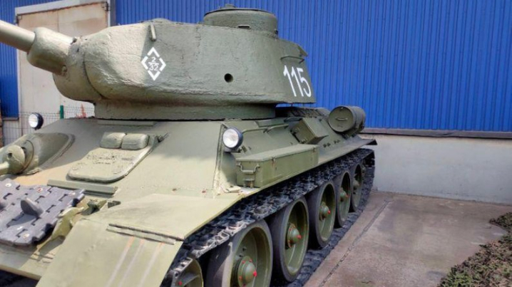 Тернопільська міськрада виставила на продаж радянський танк Т-34 Тернопільська міськрада виставила на продаж радянський танк Т-34