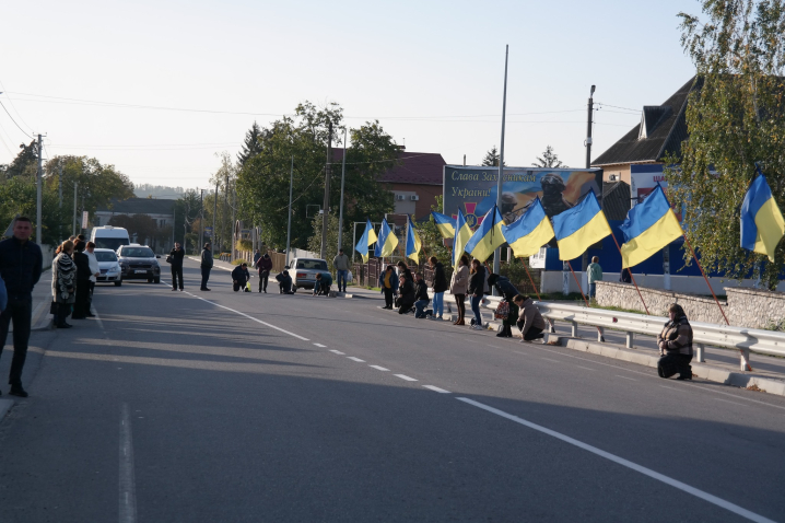 На Буковині зустріли траурний кортеж військового Василя Піжівського