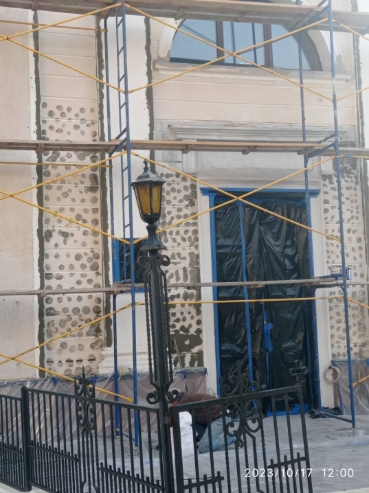 У Чернівцях церкву, яка є архітектурною спадщиною, обліпили пінопластом У Чернівцях церкву, яка є архітектурною спадщиною, обліпили пінопластом