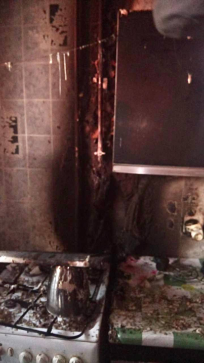 Жінка поклала електрочайник на газову плиту: у Чернівцях горіла кухня Жінка поклала електрочайник на газову плиту: у Чернівцях горіла кухня