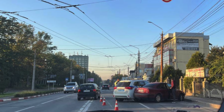 У Чернівцях на Головній патрульне авто зіткнулось з легковиком У Чернівцях на Головній патрульне авто зіткнулось з легковиком