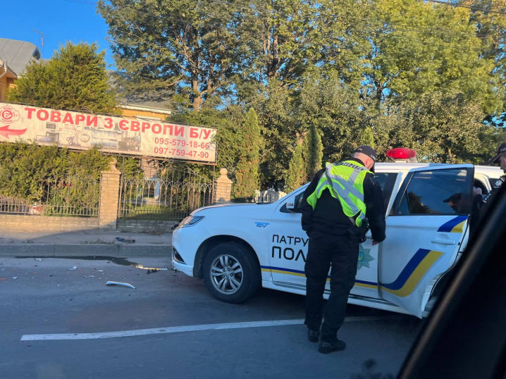 У Чернівцях на Головній патрульне авто зіткнулось з легковиком У Чернівцях на Головній патрульне авто зіткнулось з легковиком