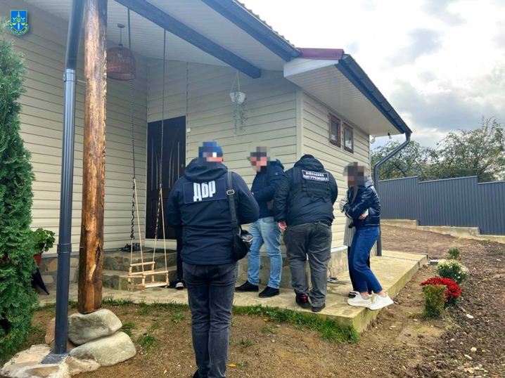 На Буковині командир доручив двом підлеглим робити ремонт у власному будинку і виплачував їм бойові