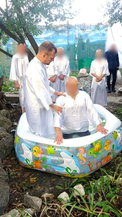 На Хмельниччині ув'язнених колонії хрестили у надувному дитячому басейні