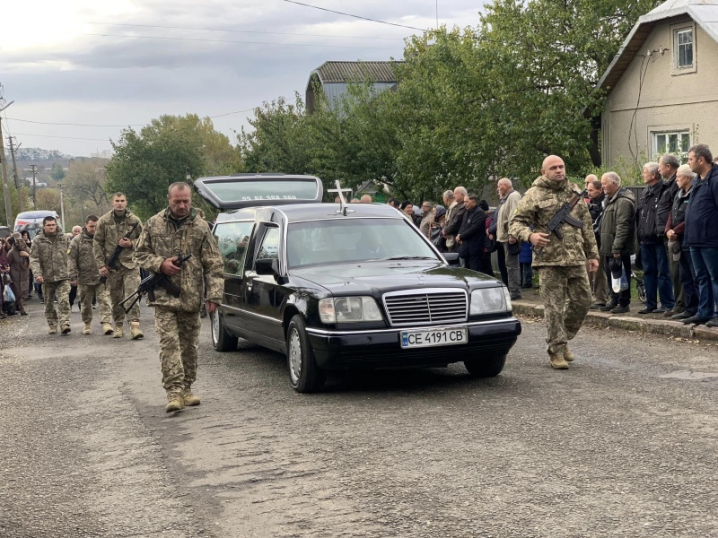 На Буковині попрощалися із військовим Василем Пазюком