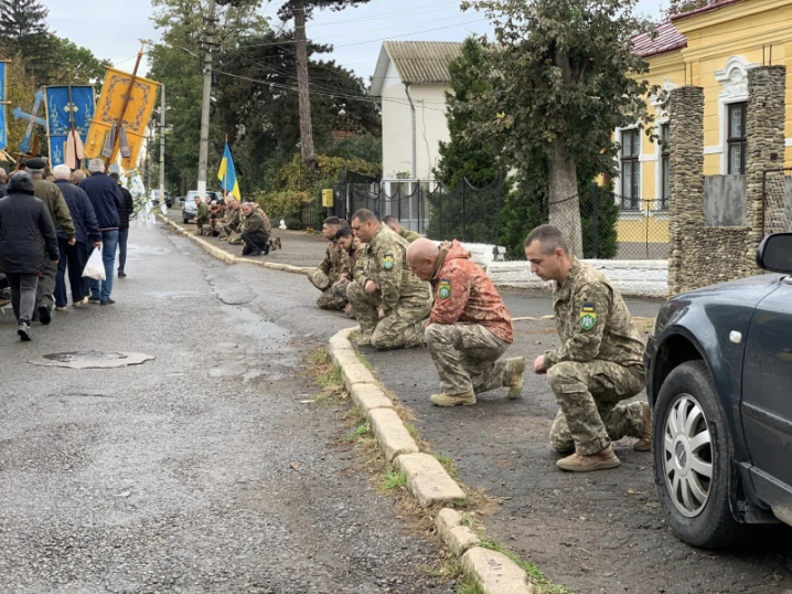 На Буковині попрощалися із військовим Василем Пазюком