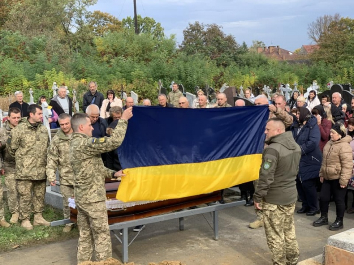 На Буковині попрощалися із військовим Василем Пазюком