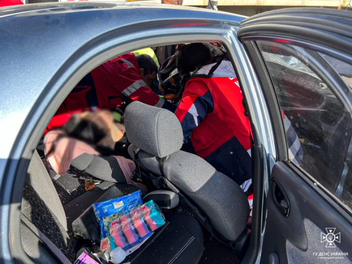 Жорстка ДТП: у Новодністровську рятувальники витягли водійку з вщент розбитої автівки