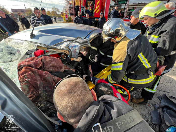 Жорстка ДТП: у Новодністровську рятувальники витягли водійку з вщент розбитої автівки