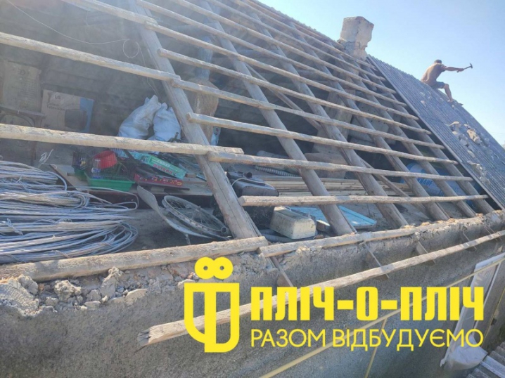 Будівельники з Буковини допомагають відновлювати будинки на Херсонщині Будівельники з Буковини допомагають відновлювати будинки на Херсонщині