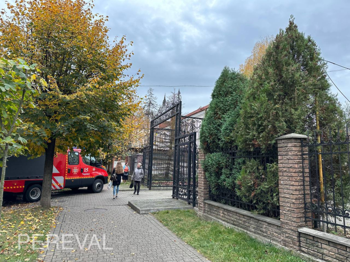 Знову замінували: у Чернівцях правоохоронці шукають вибухівку в декількох корпусах ЧНУ Знову замінували: у Чернівцях правоохоронці шукають вибухівку в декількох корпусах ЧНУ