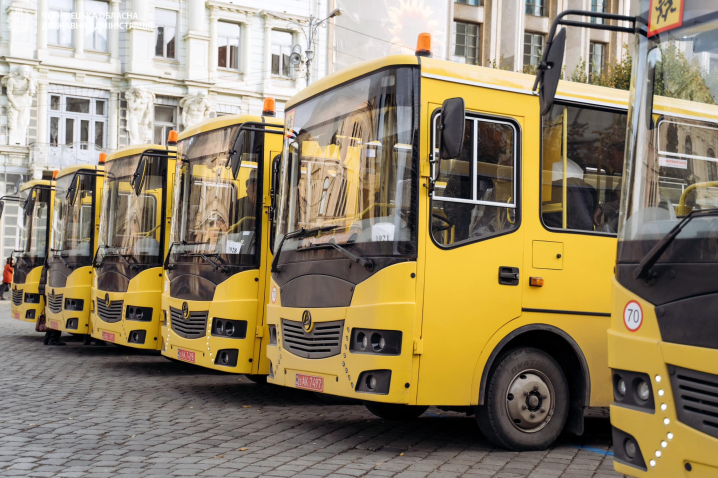 Для громад Буковини придбали 6 нових шкільних автобусів за майже 18 мільйонів