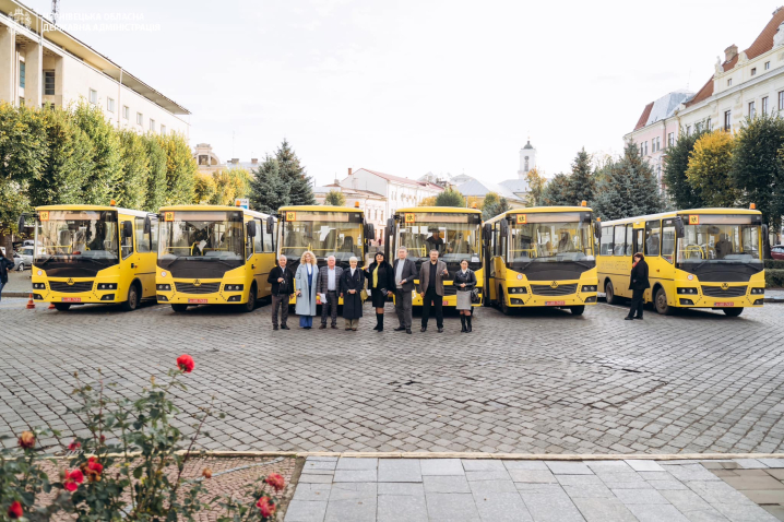 Для громад Буковини придбали 6 нових шкільних автобусів за майже 18 мільйонів