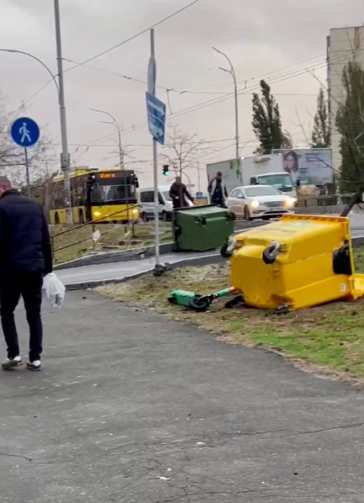 Буревій у Києві: чоловіка розчавило дерево, є потерпілі та руйнування