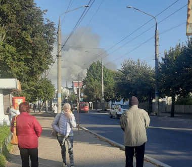 У Чернівцях біля автовокзалу масштабна пожежа: горять склади заводу "Легмаш"