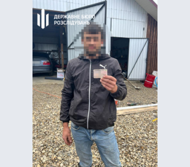 На Буковині командир доручив двом підлеглим робити ремонт у власному будинку і виплачував їм бойові