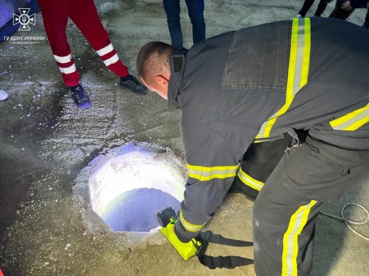 Чудом залишився живий: у Чернівцях підліток провалився в 5-метровий колодязь