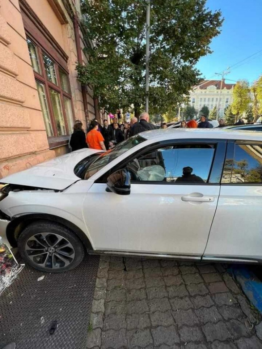 У Чернівцях водій переплутав педалі і протаранив будинок: є постраждалі