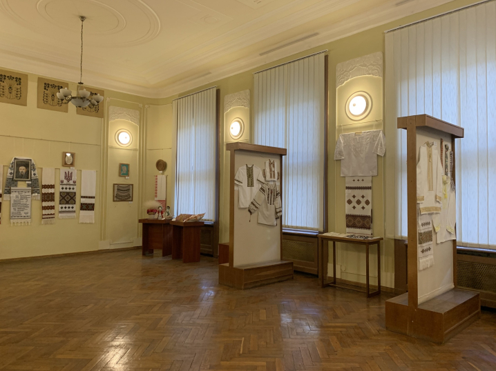 У Чернівцях відкрили виставку відомих та молодих буковинських майстрів "Етносвіт"