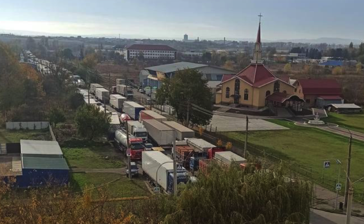 На вʼїзді до Чернівців зі сторони Гравітону скупчення фур: рух ускладнено