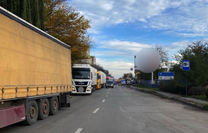 На вʼїзді до Чернівців зі сторони Гравітону скупчення фур: рух ускладнено