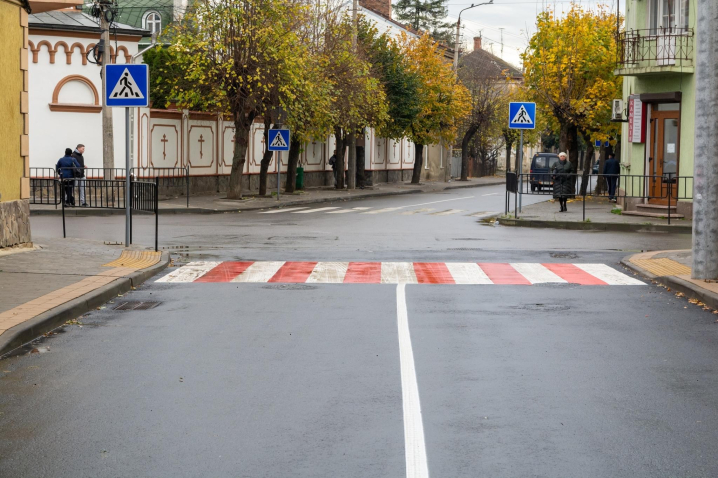 На відремонтованій ділянці вулиці Кармелюка у Чернівцях нанесли дорожню розмітку