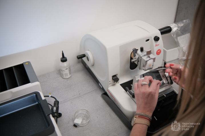 У Чернівецькій обласній лікарні запрацювала нова гістологічна лабораторія У Чернівецькій обласній лікарні запрацювала нова гістологічна лабораторія