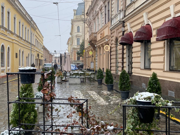 У Чернівцях випав перший сніг