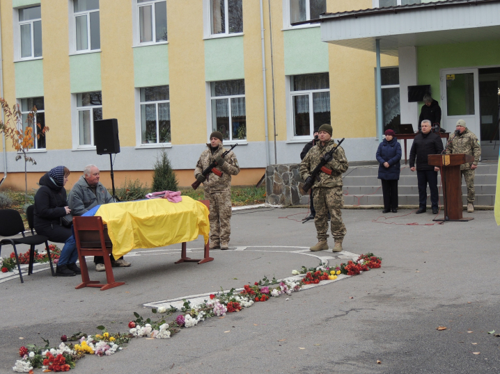 У селі Ломачинці попрощалися з полеглим військовим Олегом Харабарою