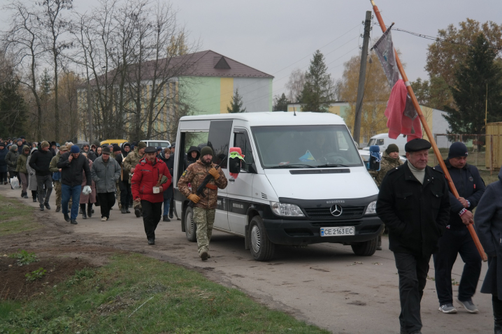 У селі Ломачинці попрощалися з полеглим військовим Олегом Харабарою