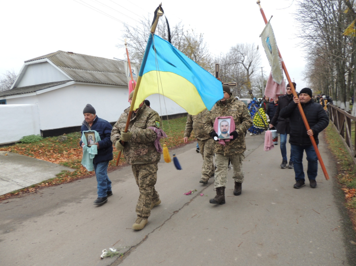 У селі Ломачинці попрощалися з полеглим військовим Олегом Харабарою