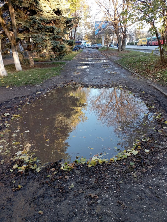 Чернівчани скаржаться на зруйновані тротуари біля дитячих центрів