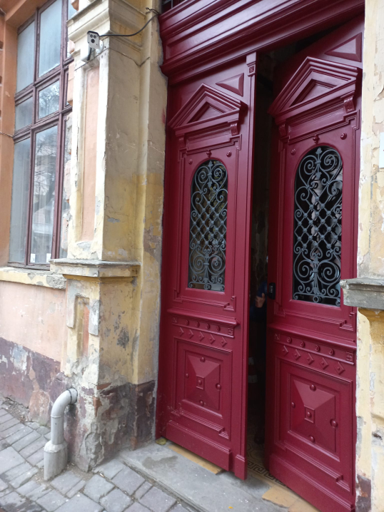 У Чернівцях відреставрували старовинні двері на вулиці Степана Бандери