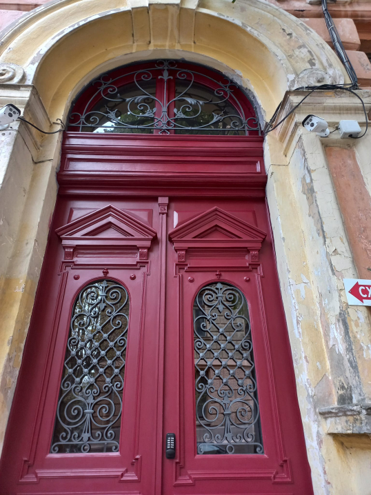 У Чернівцях відреставрували старовинні двері на вулиці Степана Бандери
