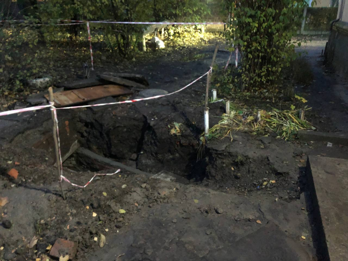 Гріють повітря: біля котельні на Проспекті у Чернівцях вже місяць розкопана теплотраса