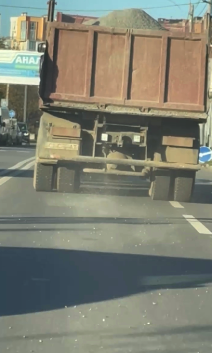 У Чернівцях з вантажівки посипався відсів щебеню: водія оштрафували У Чернівцях з вантажівки посипався відсів щебеню: водія оштрафували