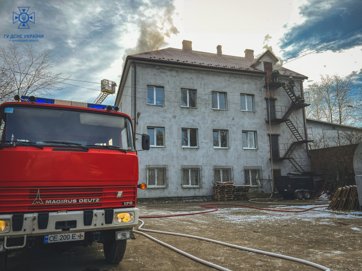 У Чернівцях горів склад підприємства