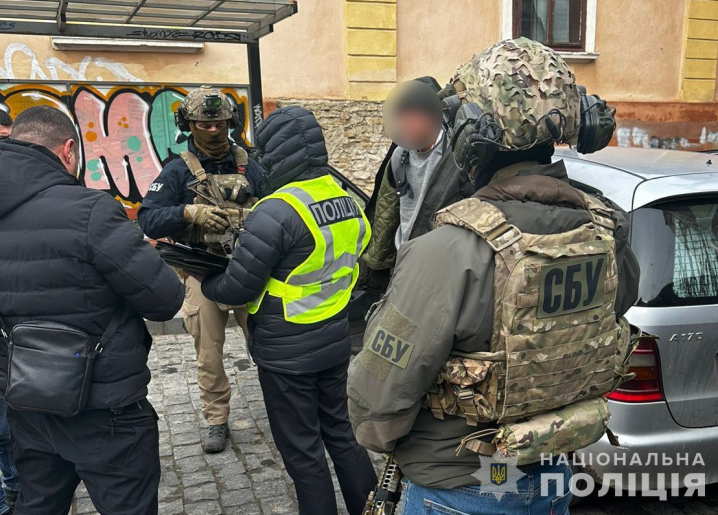 Зберігали канабіс банками: у Чернівцях у накродилерів вилучили три кілограми різного "кайфу"