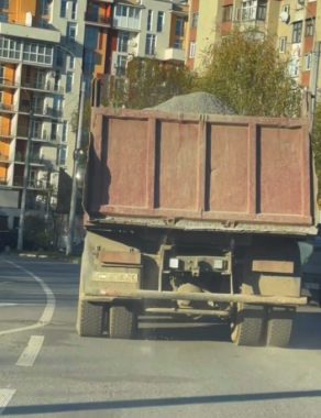У Чернівцях з вантажівки посипався відсів щебеню: водія оштрафували