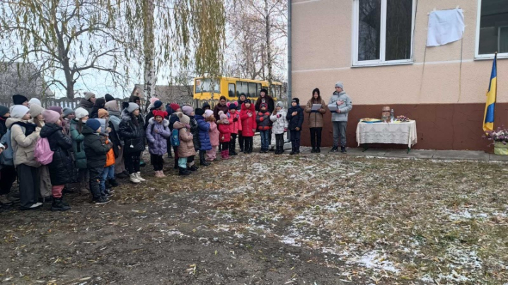 На Буковині захиснику Івану Беринчану на фасаді школи встановили пам'ятну дошку