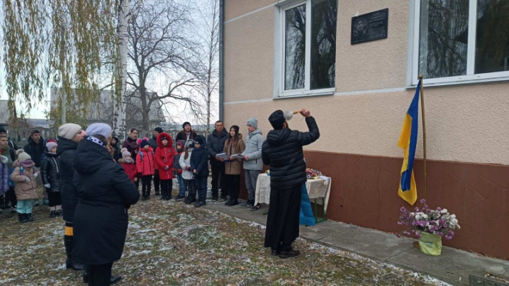 На Буковині захиснику Івану Беринчану на фасаді школи встановили пам'ятну дошку