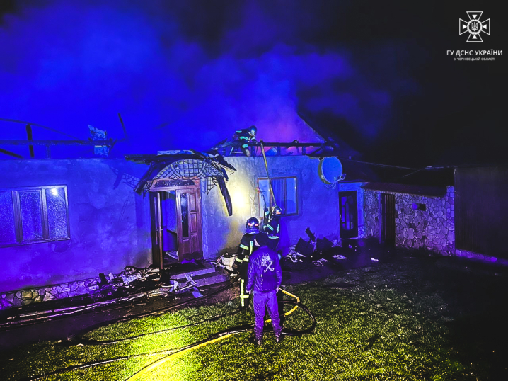 У селі Остриця сталася масштабна пожежа: горів великий житловий будинок